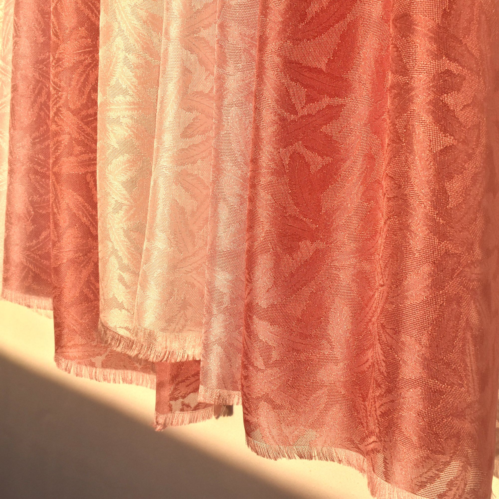 新②「色が変化する麴塵染」ジャガード織シルク大判ショール（１０５×２５０ｃｍ）